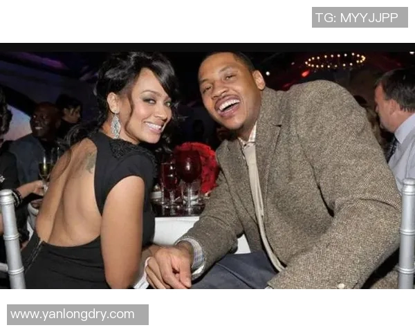 足球明星意外现身前任婚礼引发热议昔日恋情重燃舆论关注